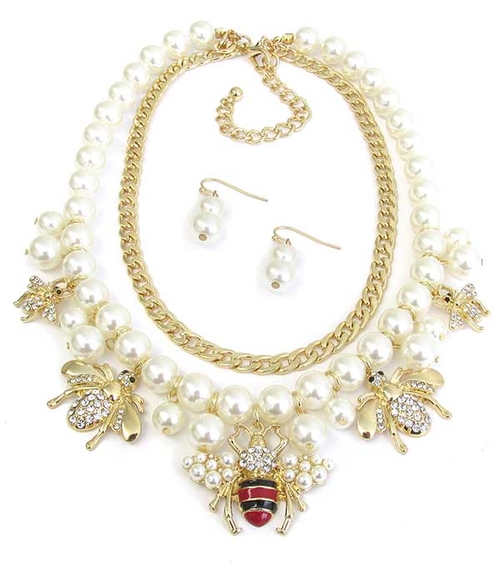 EPOXY BEE CHARM PENDANT AND DOUBLE LAYER PEARL AND CHUNKY CHAIN